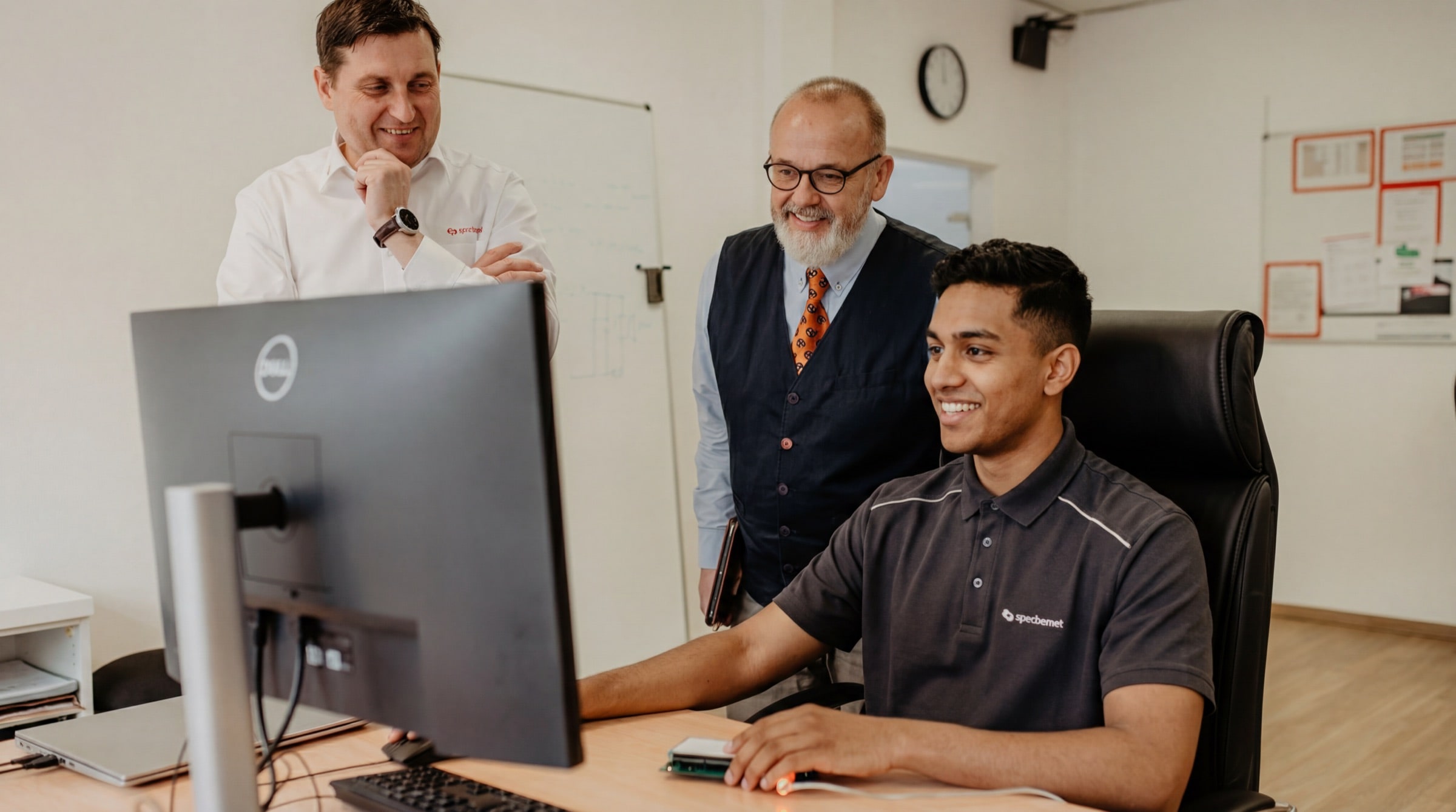 Spectromat‑Team mit neuem Kollegen an der Workstation
