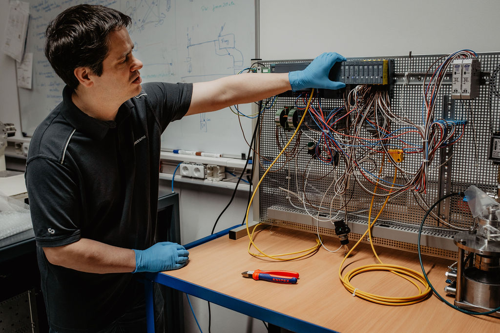 Engineer arbeitet an Massenspektrometer